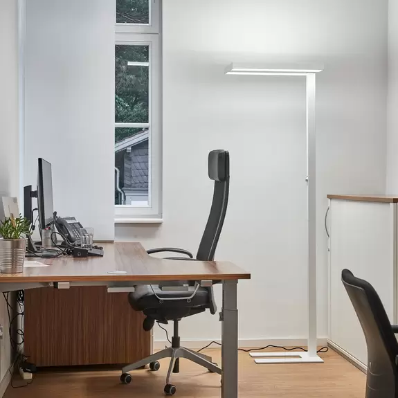 Lampenwelt Arcchio LED-Stehlampe Logan Basic, weiß, 6.000 lm, dimmbar Räumungsverkauf
