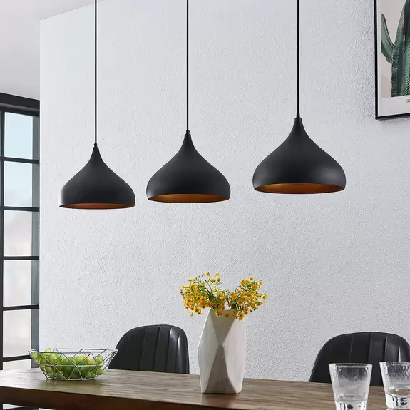 Lampenwelt Lindby Pendelleuchte Elamira, schwarz, Alu, 133 cm, 3-flg Lagerräumung