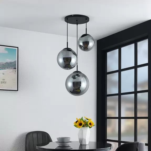 Lampenwelt Lindby Teeja Hängelampe, 3 Glaskugeln, rauchgrau im Angebot
