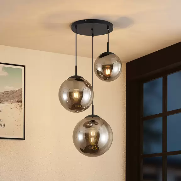 Lampenwelt Lindby Teeja Hängelampe, 3 Glaskugeln, rauchgrau im Angebot