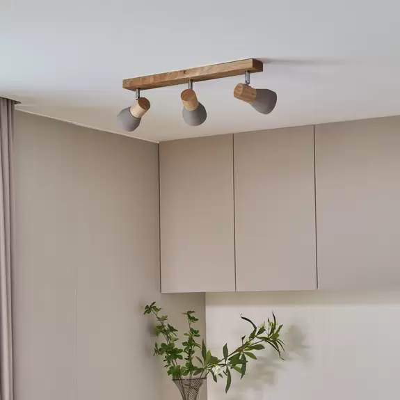 Lampenwelt Lindby Strahler Filiz, 3-flg., 47 cm lang, Holz, Beton Fabrik Onlineshop