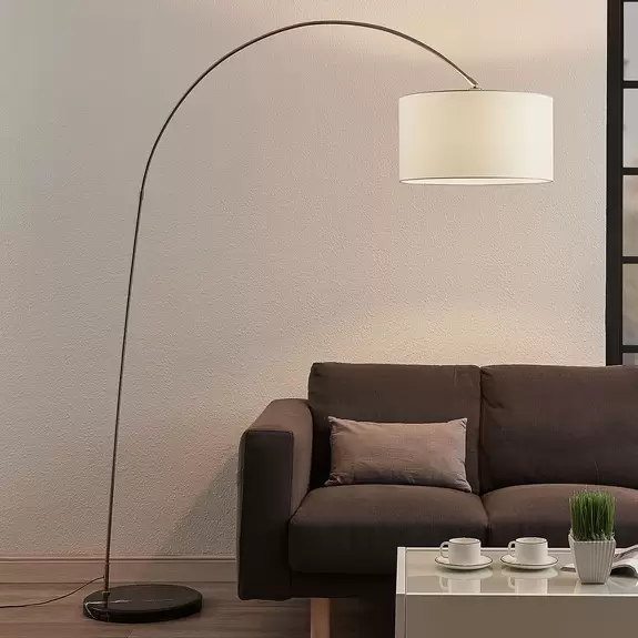 Lampenwelt Lindby Belinda Bogenstehlampe , weißer Stoffschirm Sonderangebot