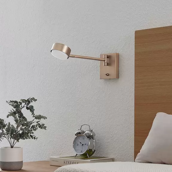 Lampenwelt Lindby Wandlampe Kaylou, bronzefarben, Alu, Ausladung 37 cm 50% Rabatt für begrenzte Zeit