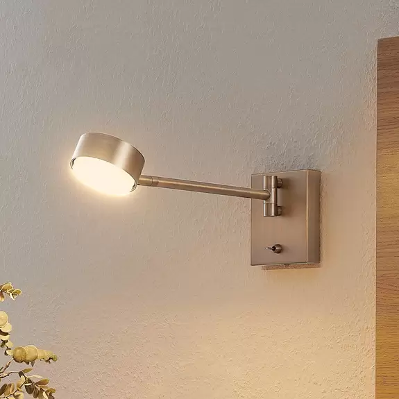 Lampenwelt Lindby Wandlampe Kaylou, bronzefarben, Alu, Ausladung 37 cm 50% Rabatt für begrenzte Zeit