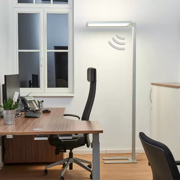 Lampenwelt Silberne Büro-LED-Stehlampe Dorean zollfrei
