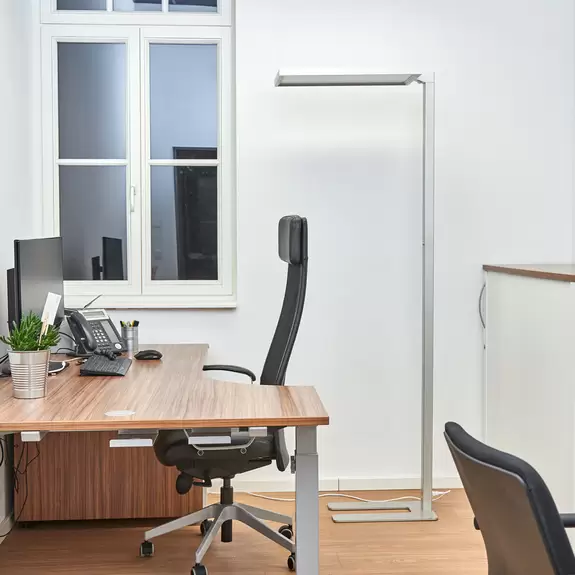 Lampenwelt Silberne Büro-LED-Stehlampe Dorean zollfrei