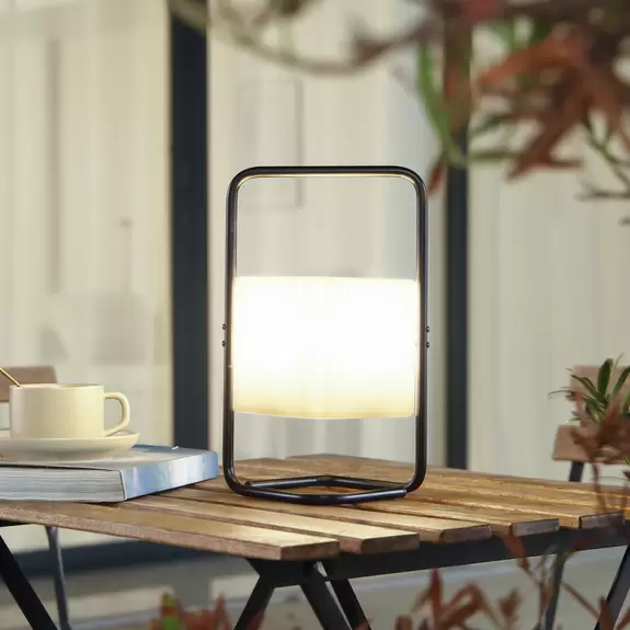Lampenwelt Lindby LED-Akkutischlampe Valtor, schwarz/weiß, Eisen, IP44 Limitierter Zeitrabatt
