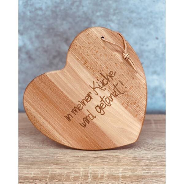 Mea Living Brettchen Herz aus Holz mit Lederhänger "In meiner Küche wird getanzt" Wochenangebot