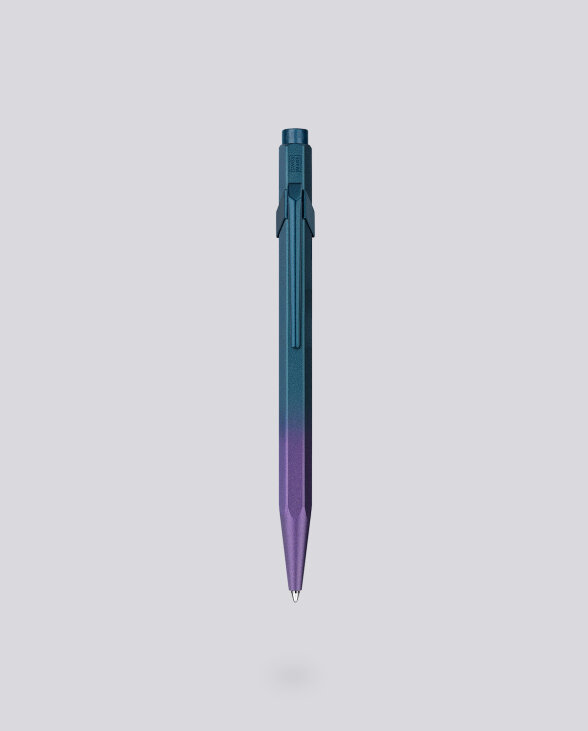 Nuuna Kugelschreiber Caran d'Ache 849 Claim Your Style Edition Purple Ocean mit Etui zollfrei