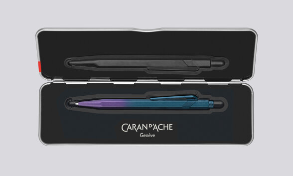 Nuuna Kugelschreiber Caran d'Ache 849 Claim Your Style Edition Purple Ocean mit Etui zollfrei