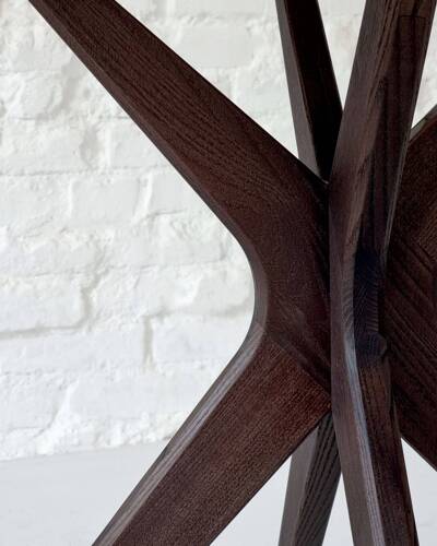 Ragaba JUBI BOLD round dining table available in different sizes oak im Angebot