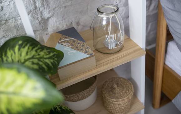 Ragaba ASHME Ladder Shelf 45x35x180cm - Ashwood Shelves / White Begrenzt auf 3 Tage